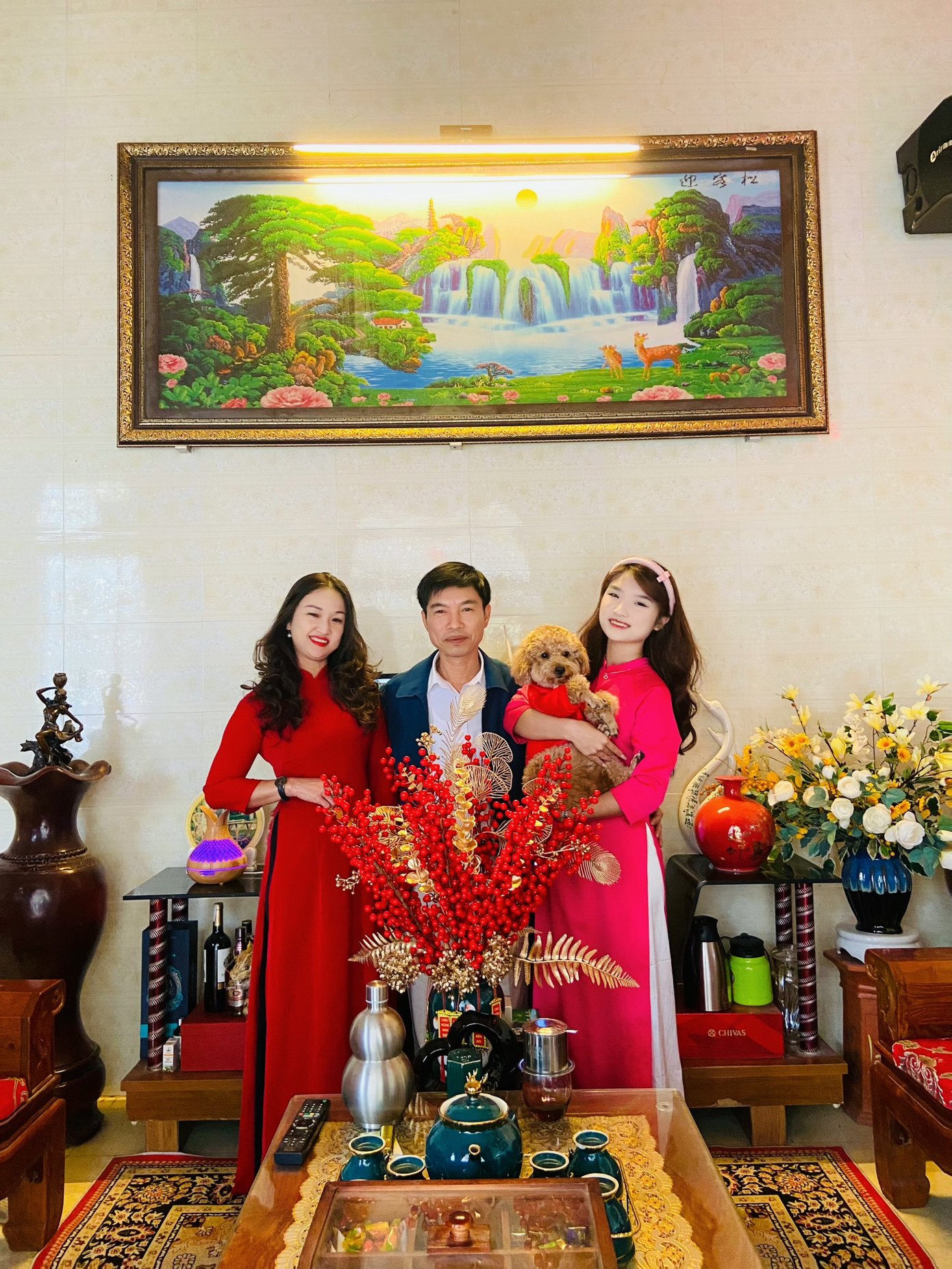 Khánh Linh chụp ảnh cùng gia đình. Khánh Linh chụp ảnh cùng gia đình.