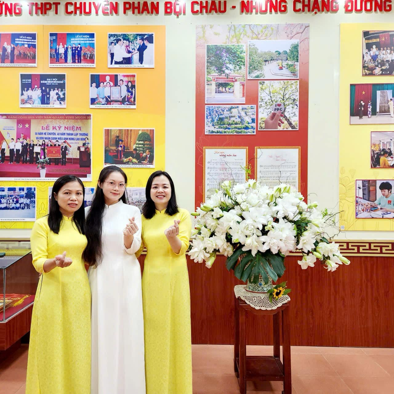 Trang Nhung và cô Lê Phương (bên phải), cô Hằng Nga (bên trái) – những giáo viên tâm huyết trong từng bài giảng, luôn tiếp thêm động lực giúp cô bạn lan tỏa tình yêu lịch sử và cống hiến cho quê hương. Trang Nhung và cô Lê Phương (bên phải), cô Hằng Nga (bên trái) – những giáo viên tâm huyết trong từng bài giảng, luôn tiếp thêm động lực giúp cô bạn lan tỏa tình yêu lịch sử và cống hiến cho quê hương.