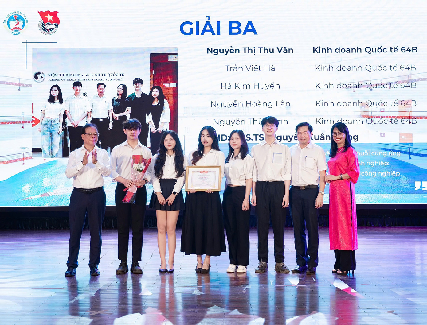 Thu Vân là trưởng nhóm nghiên cứu đạt Giải Ba Cấp Trường Giải thưởng Sinh viên nghiên cứu khoa học Đại học Kinh tế Quốc dân năm 2024. Thu Vân là trưởng nhóm nghiên cứu đạt Giải Ba Cấp Trường Giải thưởng Sinh viên nghiên cứu khoa học Đại học Kinh tế Quốc dân năm 2024.