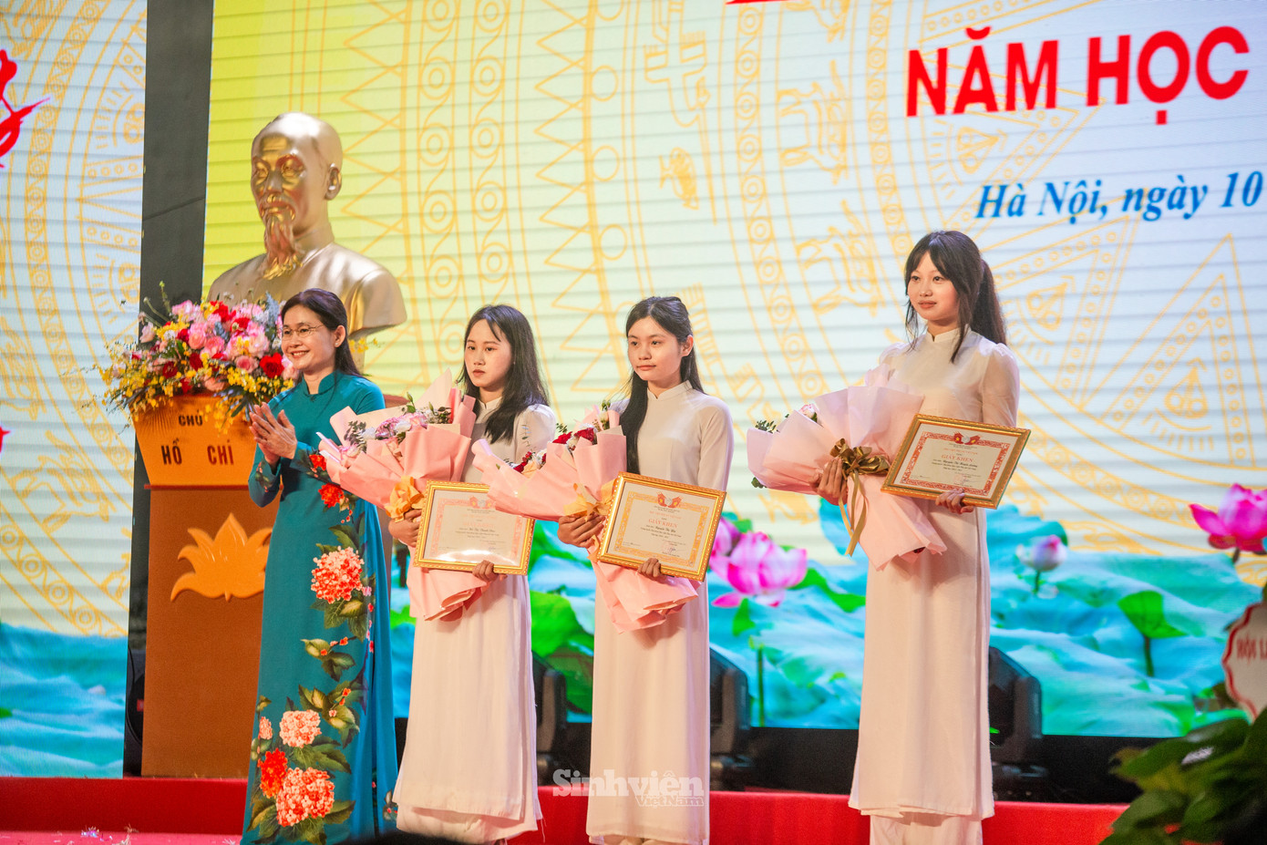 Phó Chủ tịch Hội LHPN Việt Nam trao giấy khen, tặng hoa chúc mừng các thủ khoa đầu vào của Học viện Phụ nữ Việt Nam. Phó Chủ tịch Hội LHPN Việt Nam trao giấy khen, tặng hoa chúc mừng các thủ khoa đầu vào của Học viện Phụ nữ Việt Nam.