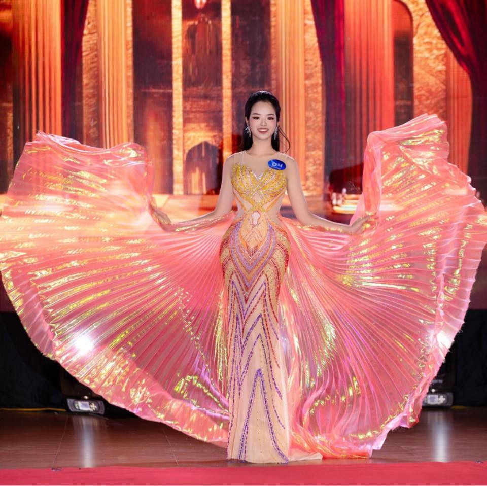 Khát vọng được tỏa sáng, khẳng định bản thân và được lan tỏa những thông điệp tích cực đã thôi thúc cô tiến về phía trước. Khát vọng được tỏa sáng, khẳng định bản thân và được lan tỏa những thông điệp tích cực đã thôi thúc cô tiến về phía trước.