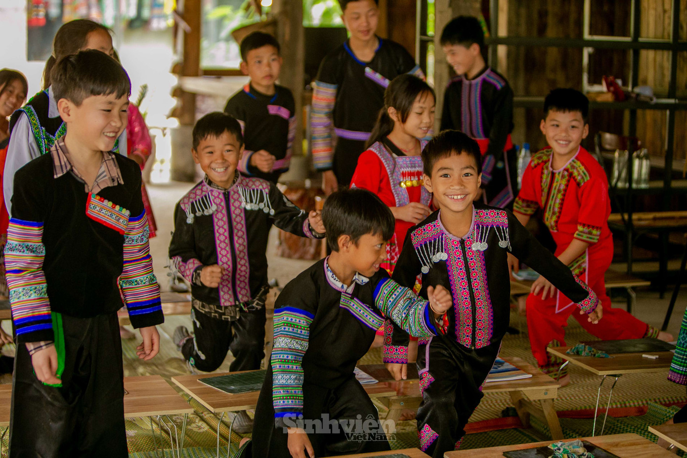 Lớp học bắt đầu bằng những ca khúc khởi động sôi nổi.