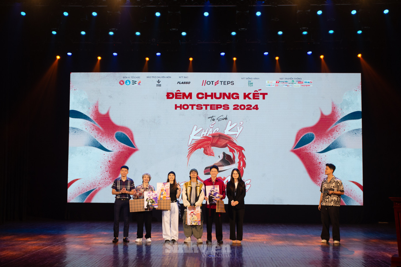 Ths Nguyễn Hữu Dũng - Phó Bí thư Đoàn Trường Đại học Ngoại thương và chị Hoàng Hải Yến - Chủ tịch HSV Trường Đại học Ngoại thương tặng quà lưu niệm cho 4 vị giám khảo (giữa). Ban giám khảo là những tên tuổi kỳ cựu như Dancer Maitinhvi, Dancer Hoàng Đại, Dancer Rùa, Dancer Nguyễn Vũ Khánh.