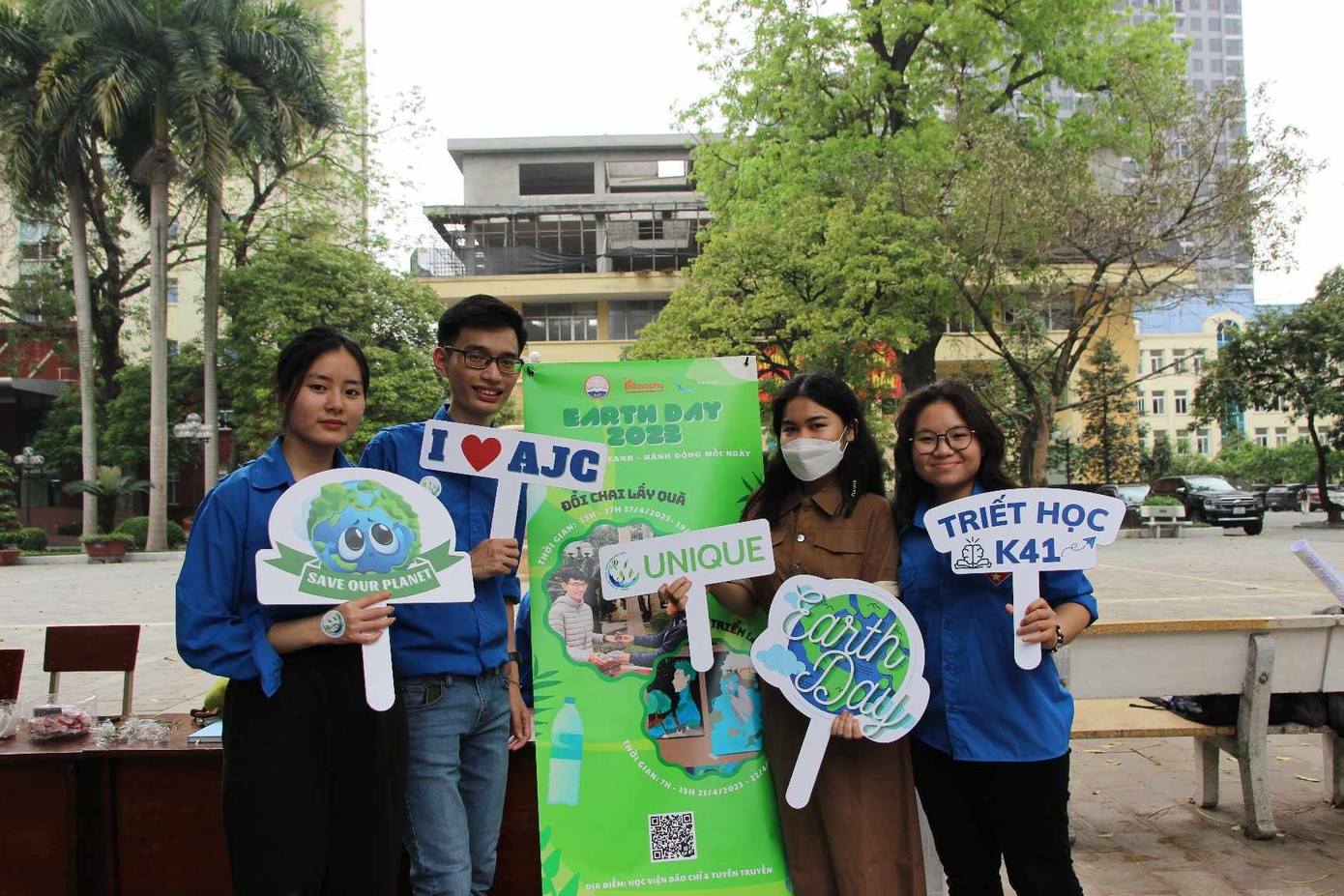Lập dự án truyền thông về Ngày Trái Đất - Earth Day Việt Nam.