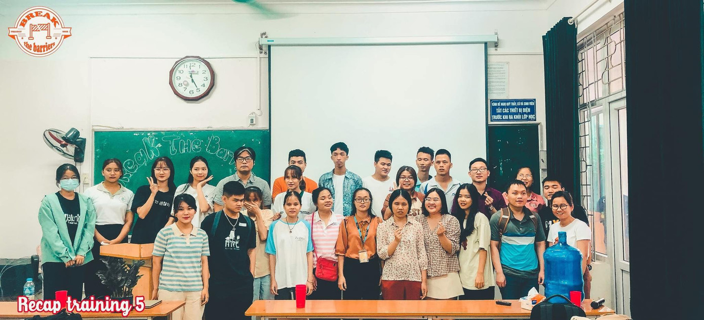 Quỳnh Anh (áo kẻ hồng trắng) cùng các thành viên CLB Hoa Đá.