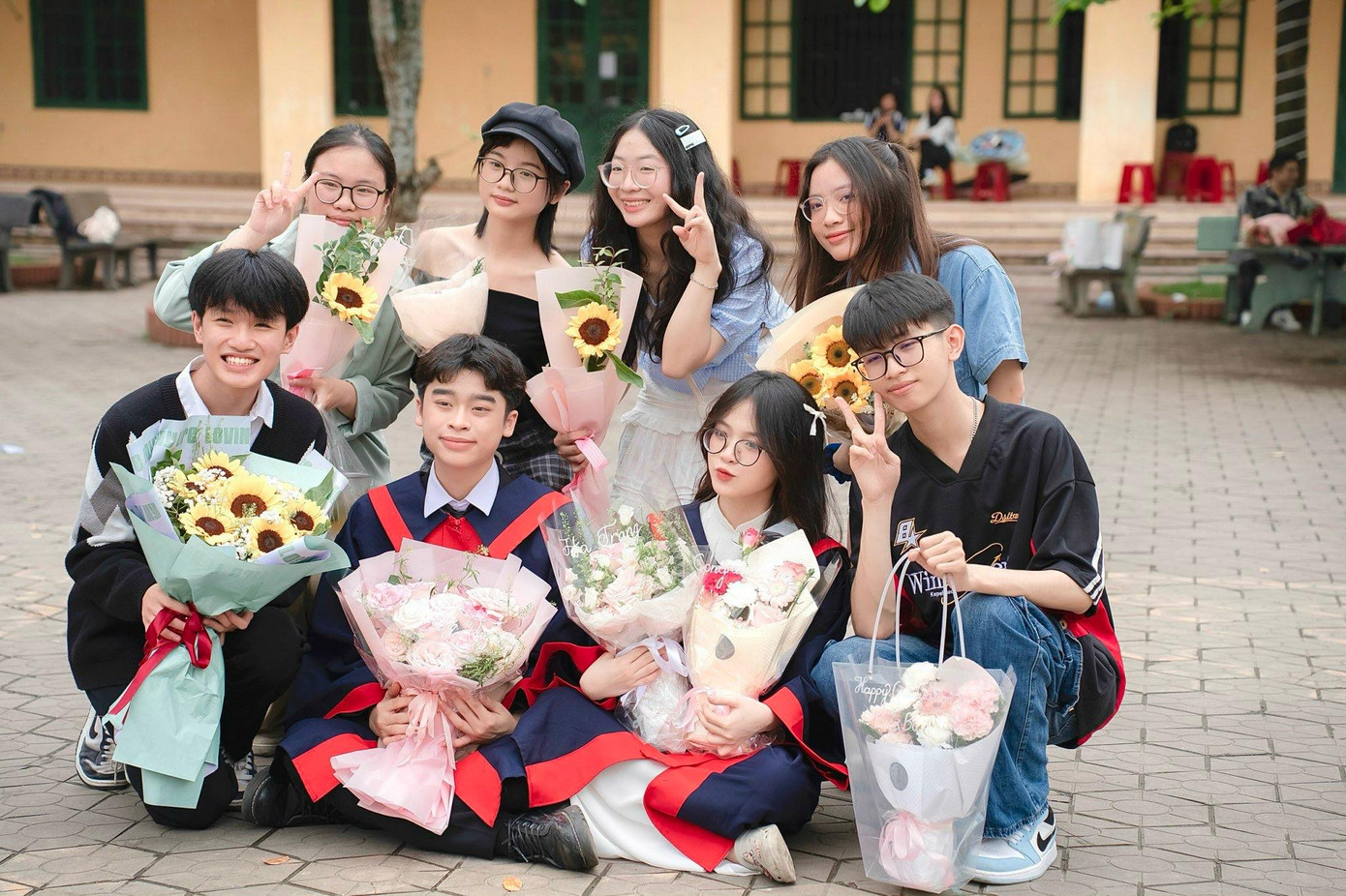 Khương Duy chụp ảnh cùng các bạn. Khương Duy chụp ảnh cùng các bạn.