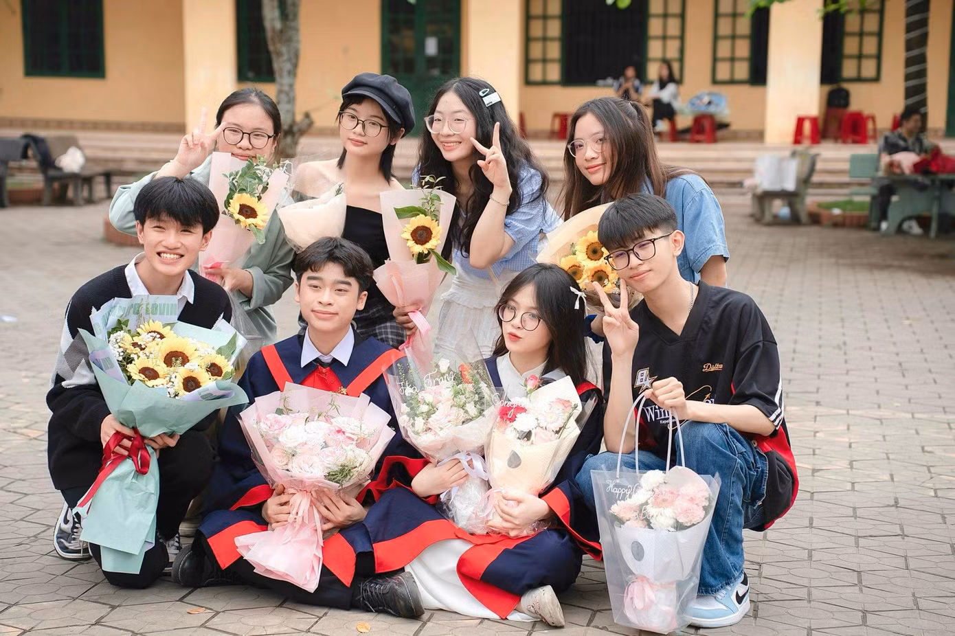 Khương Duy chụp ảnh cùng các bạn.