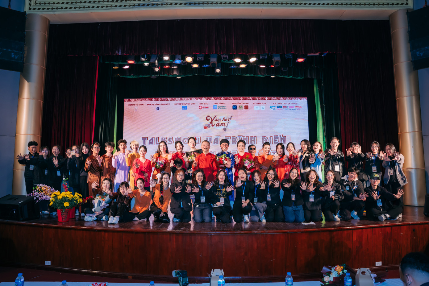 Ban Tổ chức cùng các nghệ sĩ Viện Âm nhạc Việt Nam và TS/MC/BTV Trịnh Lê Anh chụp ảnh lưu niệm tại chương trình. Ban Tổ chức cùng các nghệ sĩ Viện Âm nhạc Việt Nam và TS/MC/BTV Trịnh Lê Anh chụp ảnh lưu niệm tại chương trình.