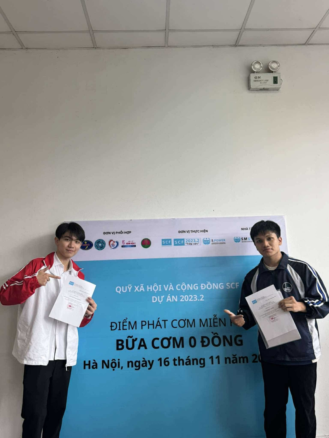 Minh Tiến cùng các bạn sinh viên trong sự kiện tình nguyện “Cơm có thịt”.