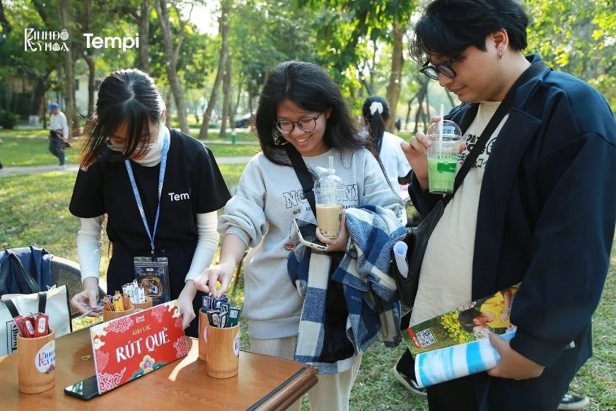 Những trò chơi dân gian thu hút đông đảo sự quan tâm của mọi người ở mọi độ tuổi.