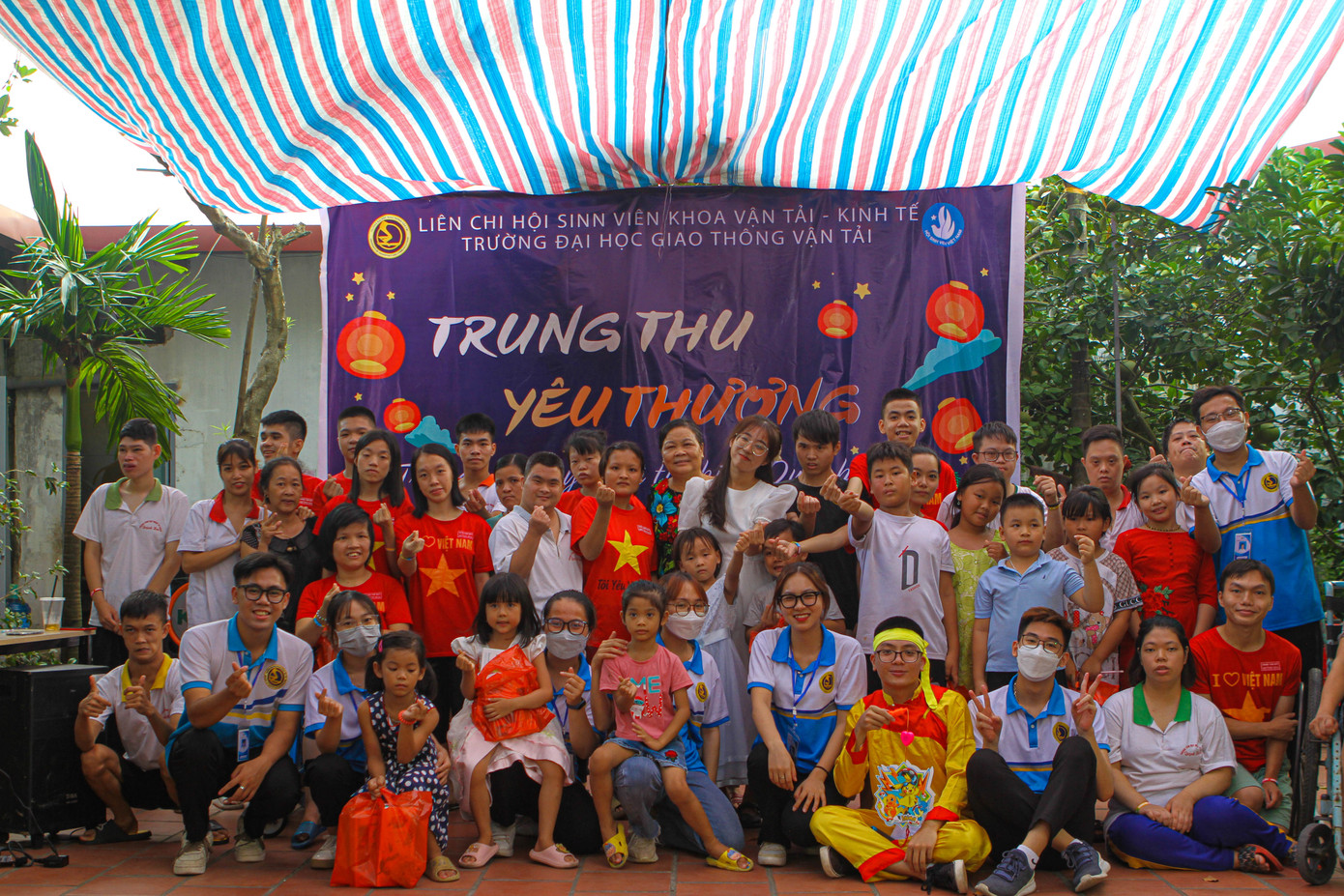 Phúc tham gia tình nguyện Trung thu yêu thương tại Trung tâm dạy nghề Quỳnh Hoa.