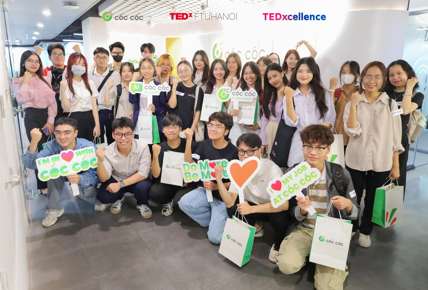 Top 20 TEDX FTU tham quan văn phòng Cốc Cốc. Top 20 TEDX FTU tham quan văn phòng Cốc Cốc.
