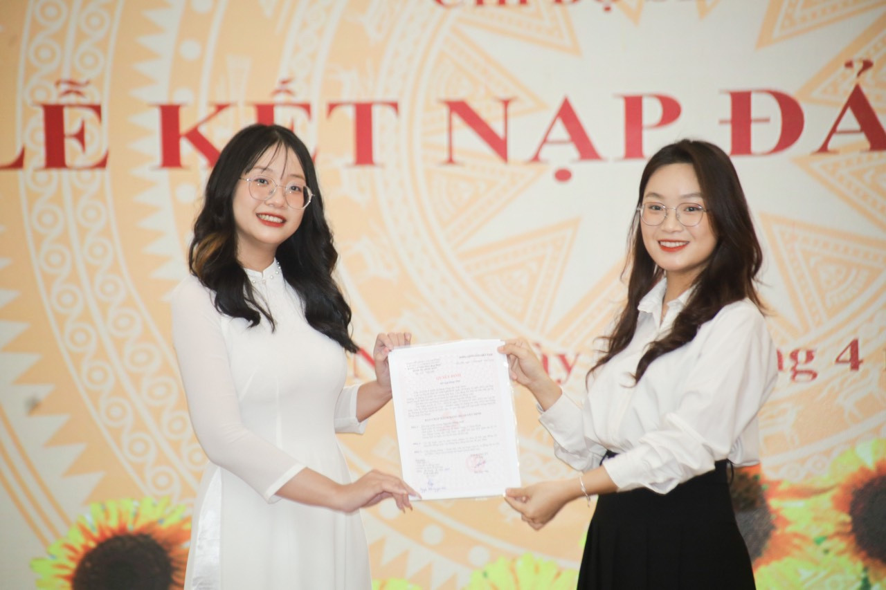 Đồng chí Nguyễn Thị Thảo Vân - Phó Bí thư Chi bộ Sinh viên II (bên phải), trao Quyết định kết nạp tới đồng chí Nguyễn Hồng Anh (bên trái). Đồng chí Nguyễn Thị Thảo Vân - Phó Bí thư Chi bộ Sinh viên II (bên phải), trao Quyết định kết nạp tới đồng chí Nguyễn Hồng Anh (bên trái).