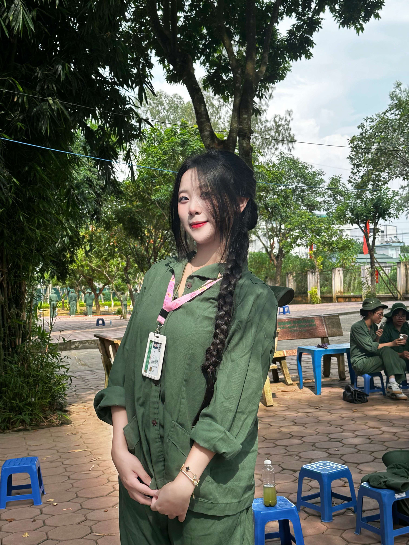 Chi Mai tham gia kì học quân sự tại Hola.