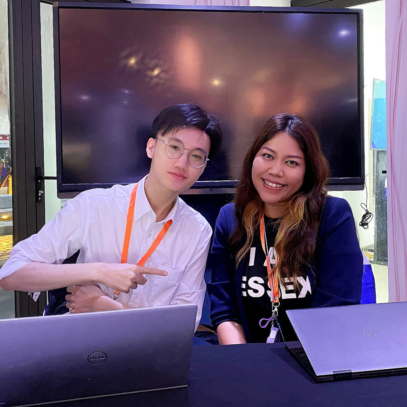 Trọng Lương tham gia công tác phiên dịch hội thảo. Trọng Lương tham gia công tác phiên dịch hội thảo.