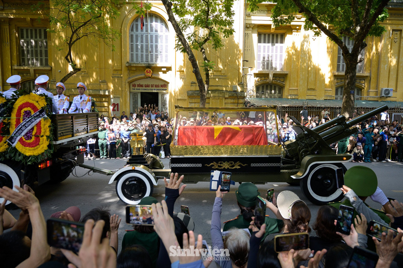 Người dân tiễn biệt Tổng Bí thư Nguyễn Phú Trọng.