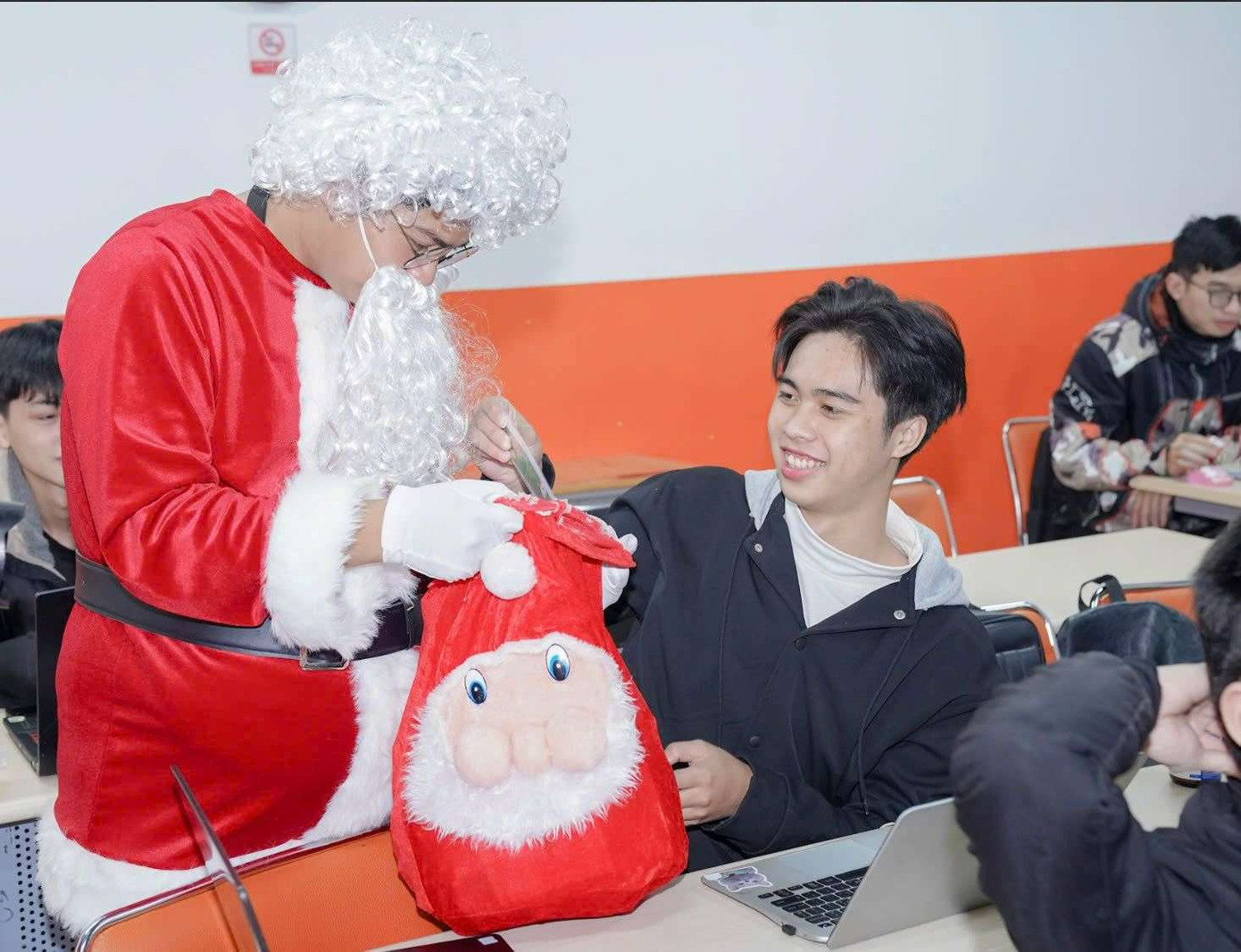 Các bạn trẻ háo hức khi được nhận quà từ ông già Noel trong hoạt động. Các bạn trẻ háo hức khi được nhận quà từ ông già Noel trong hoạt động.