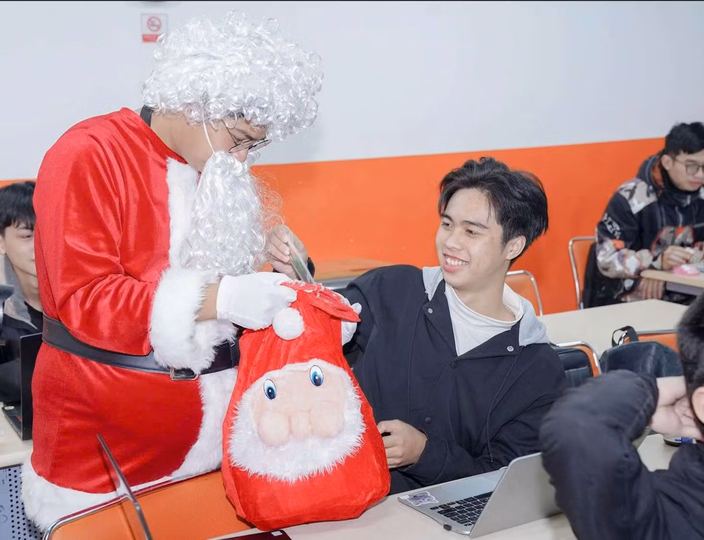 Các bạn trẻ háo hức khi được nhận quà từ ông già Noel trong hoạt động. Các bạn trẻ háo hức khi được nhận quà từ ông già Noel trong hoạt động.