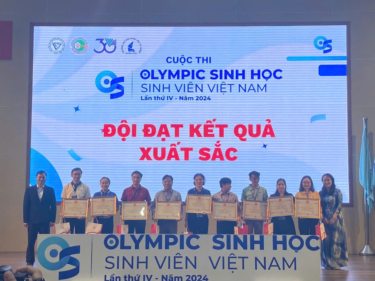 Các đội đạt kết quả xuất sắc tại cuộc thi.