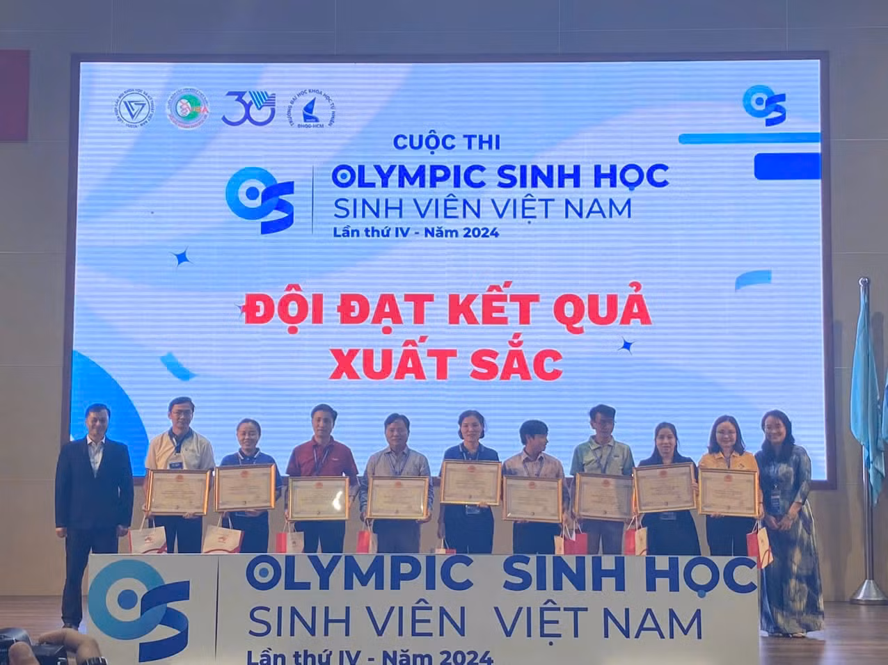 Các đội đạt kết quả xuất sắc tại cuộc thi. Các đội đạt kết quả xuất sắc tại cuộc thi.