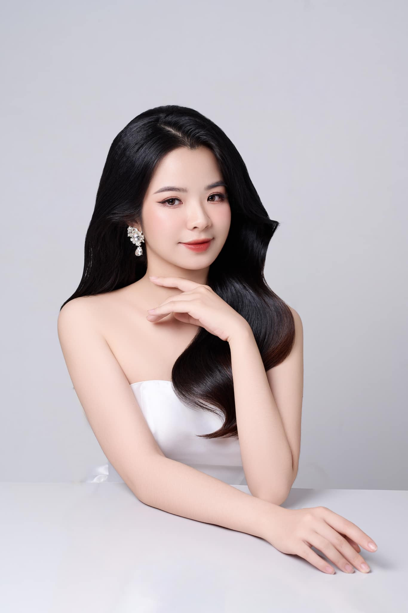 Minh Ánh luôn tin rằng vẻ đẹp bên ngoài chỉ là một phần, điều quan trọng là phải rèn luyện tâm hồn và trí tuệ. Minh Ánh luôn tin rằng vẻ đẹp bên ngoài chỉ là một phần, điều quan trọng là phải rèn luyện tâm hồn và trí tuệ.