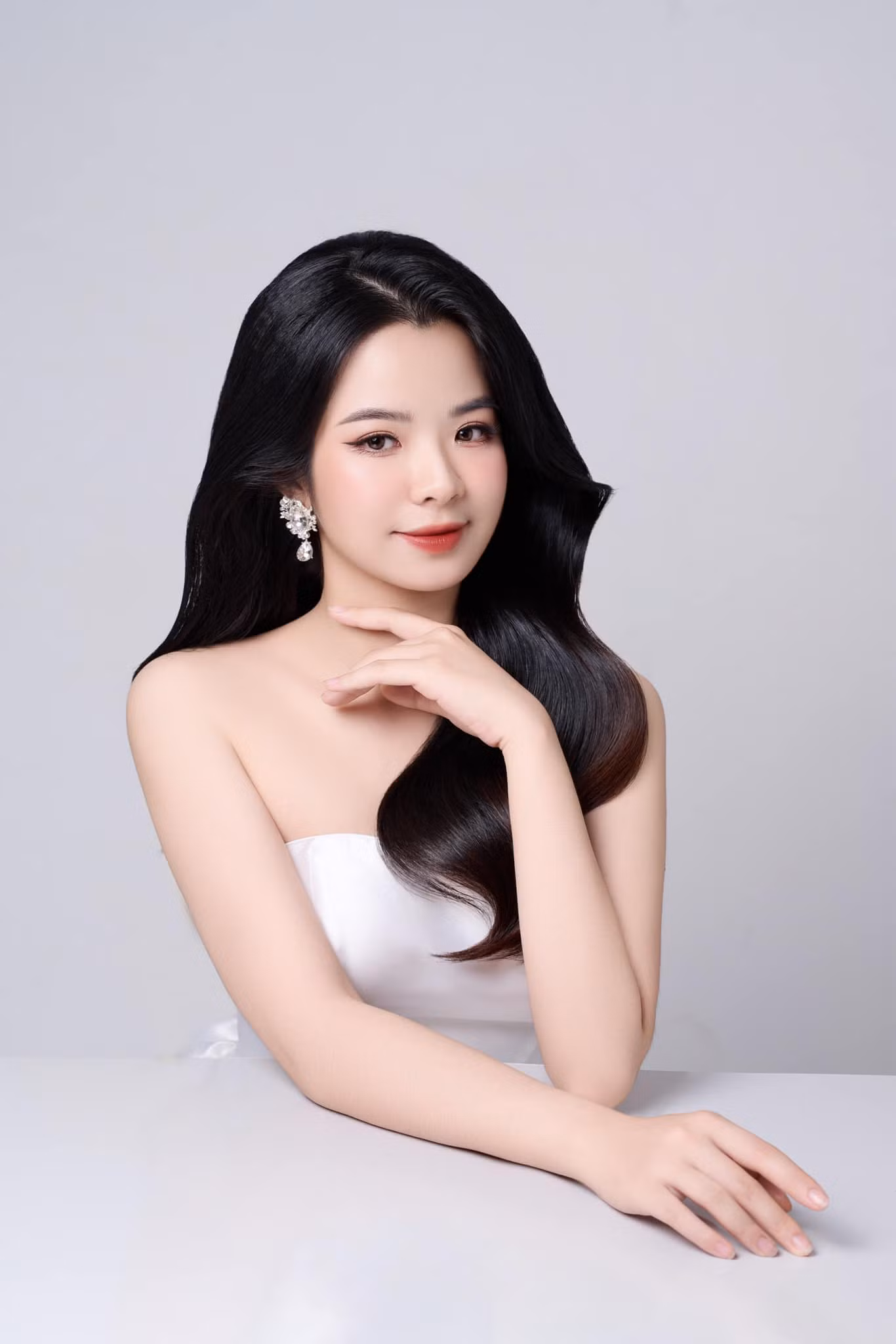 Minh Ánh luôn tin rằng vẻ đẹp bên ngoài chỉ là một phần, điều quan trọng là phải rèn luyện tâm hồn và trí tuệ. Minh Ánh luôn tin rằng vẻ đẹp bên ngoài chỉ là một phần, điều quan trọng là phải rèn luyện tâm hồn và trí tuệ.