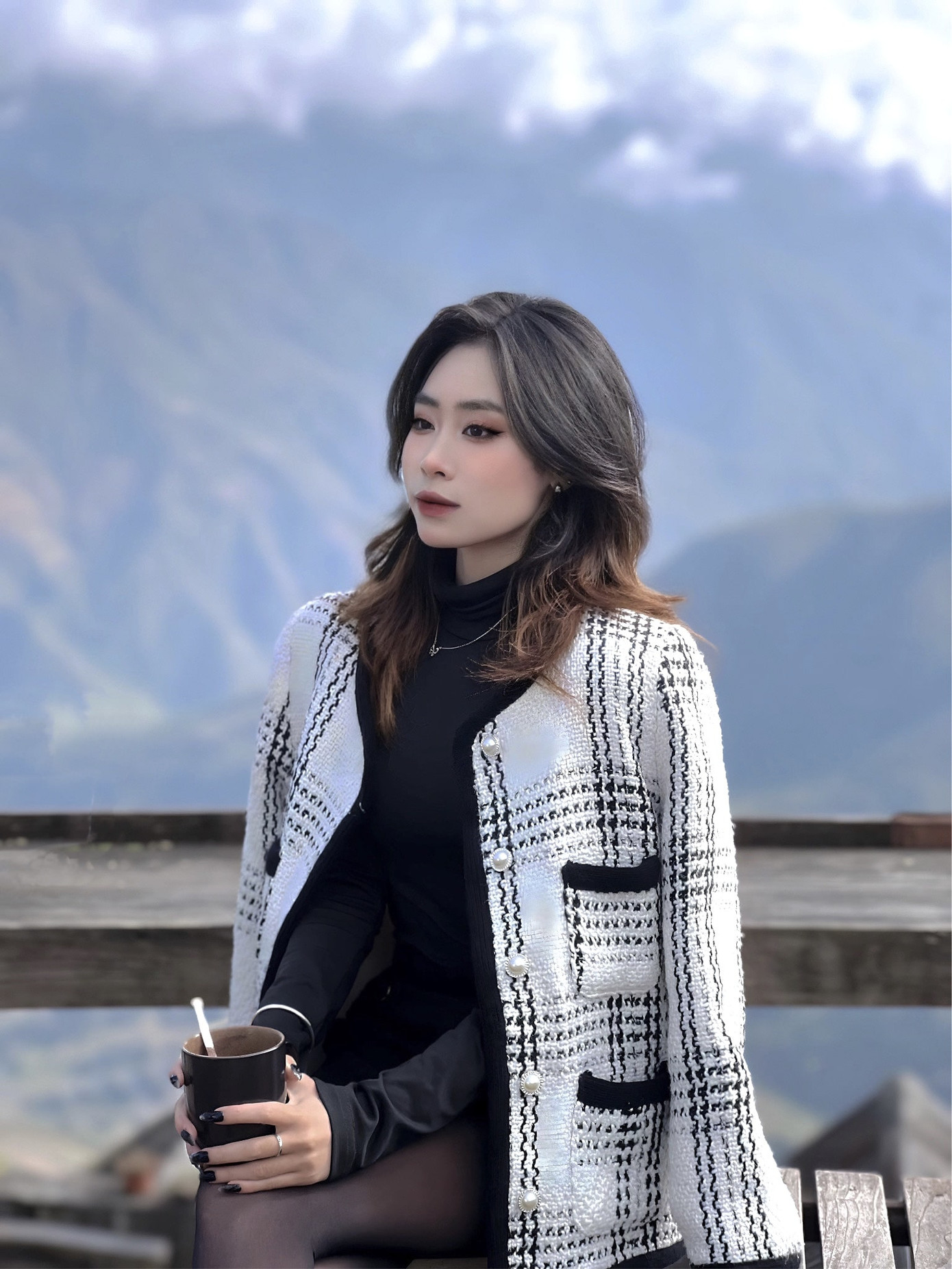 Tạ Xuân Thu là sinh viên năm cuối ngành Thiết kế thời trang, Đại học Kiến trúc Hà Nội. Tạ Xuân Thu là sinh viên năm cuối ngành Thiết kế thời trang, Đại học Kiến trúc Hà Nội.