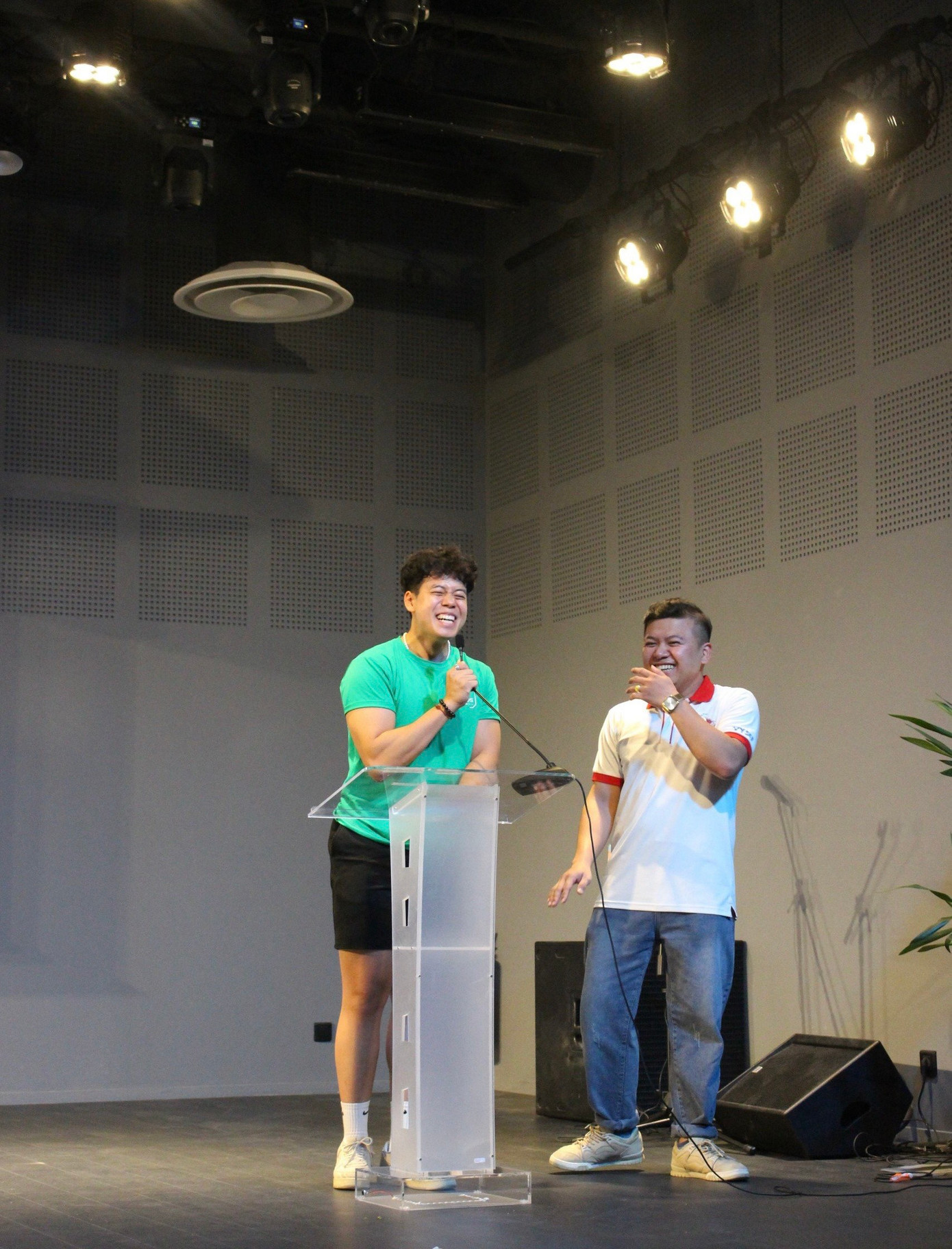 Chàng trai dần cởi mở và tiến bộ hơn qua những lần phát biểu. Chàng trai dần cởi mở và tiến bộ hơn qua những lần phát biểu.