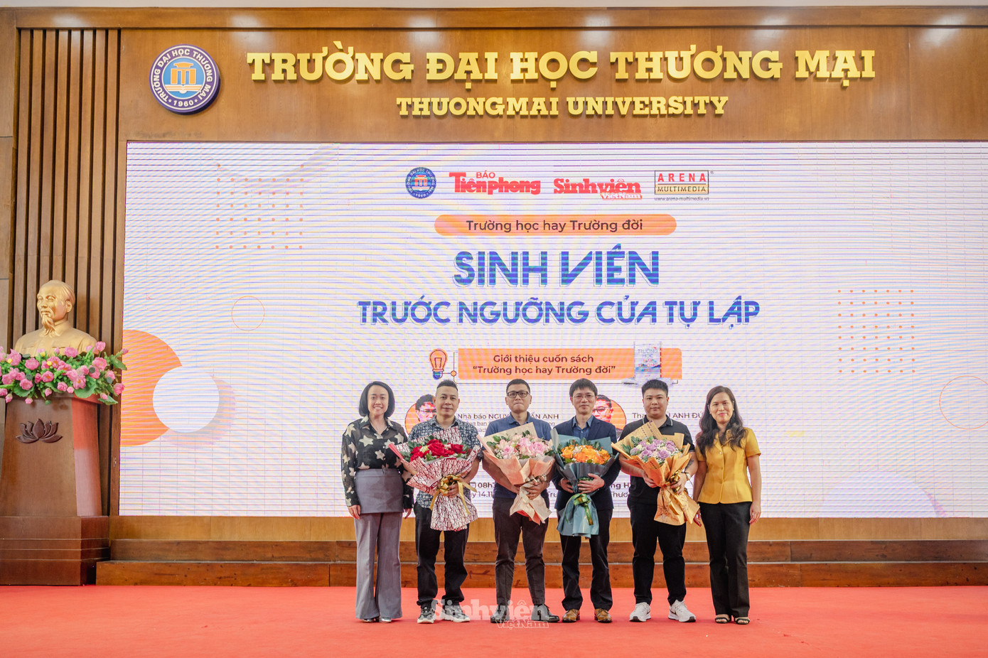 TS Nguyễn Thu Quỳnh (ngoài cùng bên phải) - Trưởng Phòng CTSV Trường Đại học Thương mại và TS Phan Thu Trang - Bí thư Đoàn Trường tặng hoa cảm ơn các đơn vị đồng tổ chức và các diễn giả.