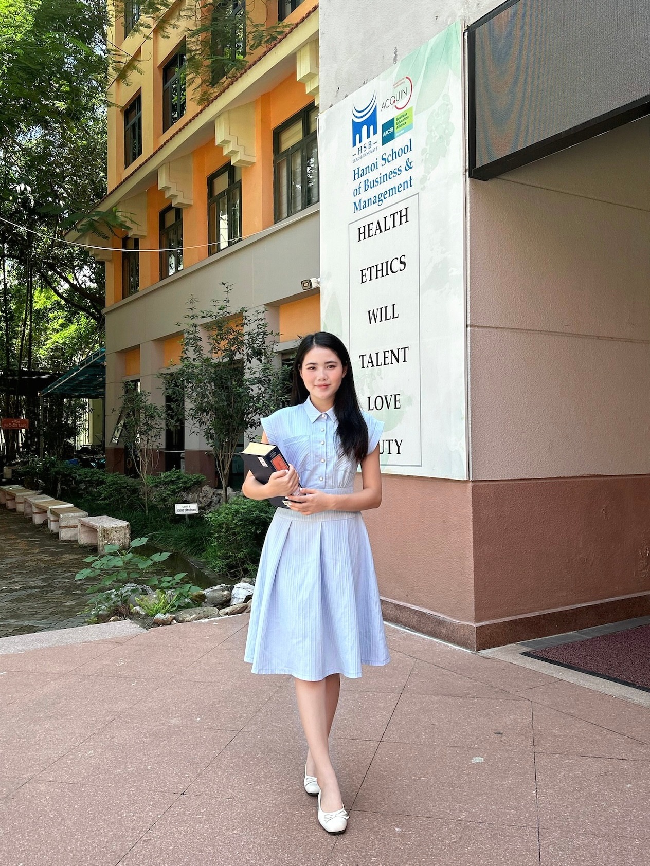 Nguyễn Thị Giang (sinh năm 2004) đang là sinh viên năm ba, chuyên ngành Quản trị Nhân lực và Nhân tài tại Trường Quản trị & Kinh doanh - Đại học Quốc gia Hà Nội. Nguyễn Thị Giang (sinh năm 2004) đang là sinh viên năm ba, chuyên ngành Quản trị Nhân lực và Nhân tài tại Trường Quản trị & Kinh doanh - Đại học Quốc gia Hà Nội.