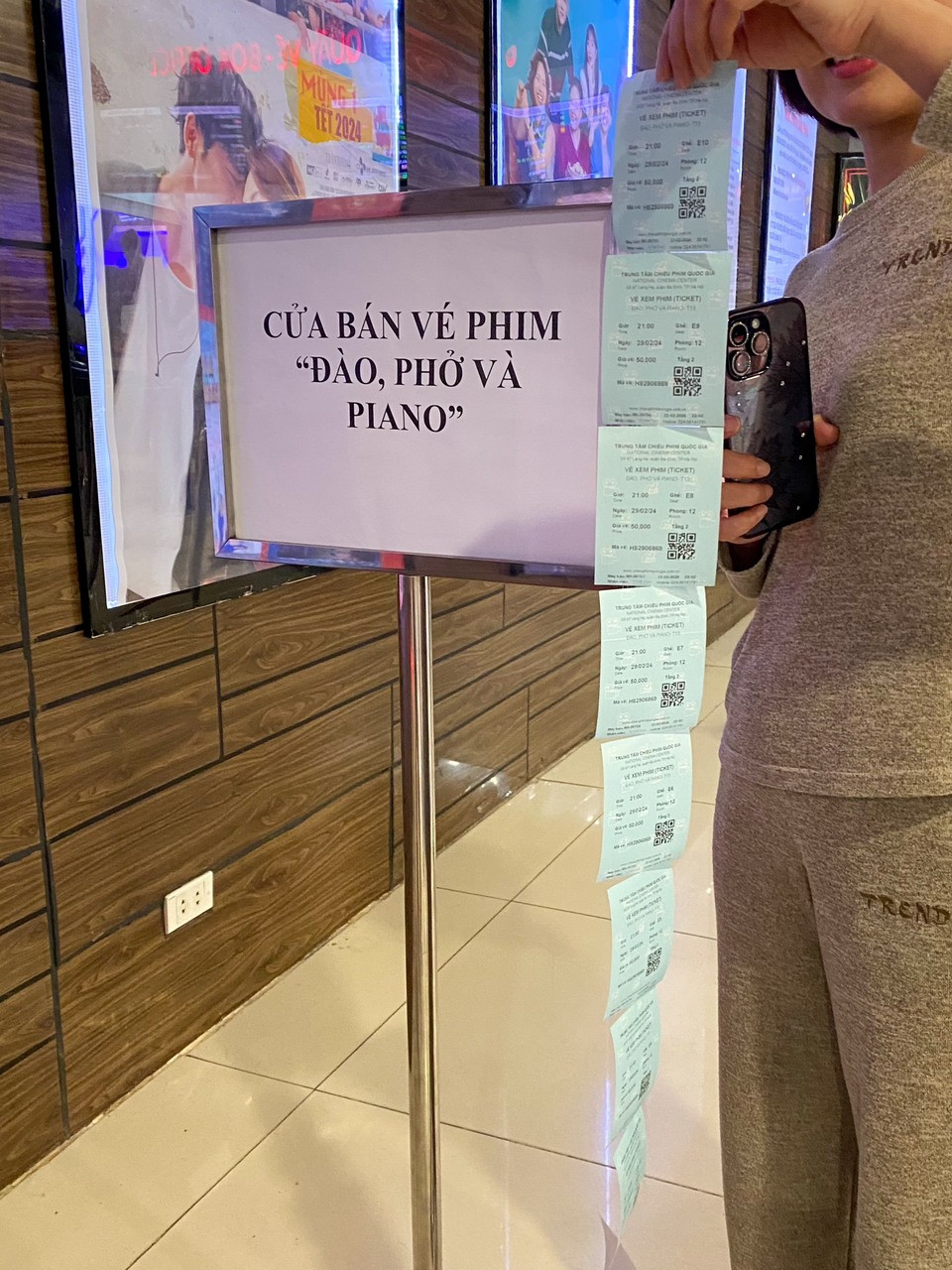 Chị L.H tự hào với thành tích đi “săn” vé của mình.