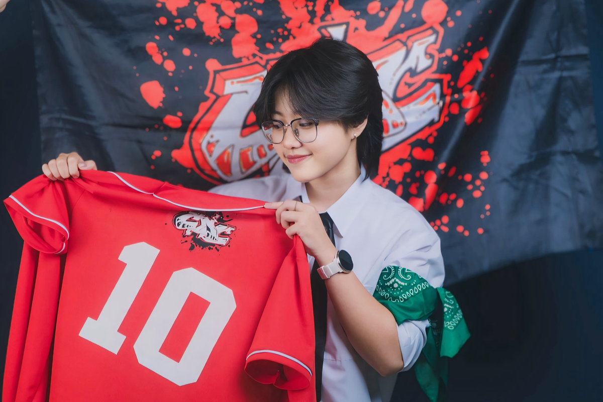 Ảnh kỷ yếu tại trường THPT Chuyên Ngoại ngữ của Hạnh Trang.