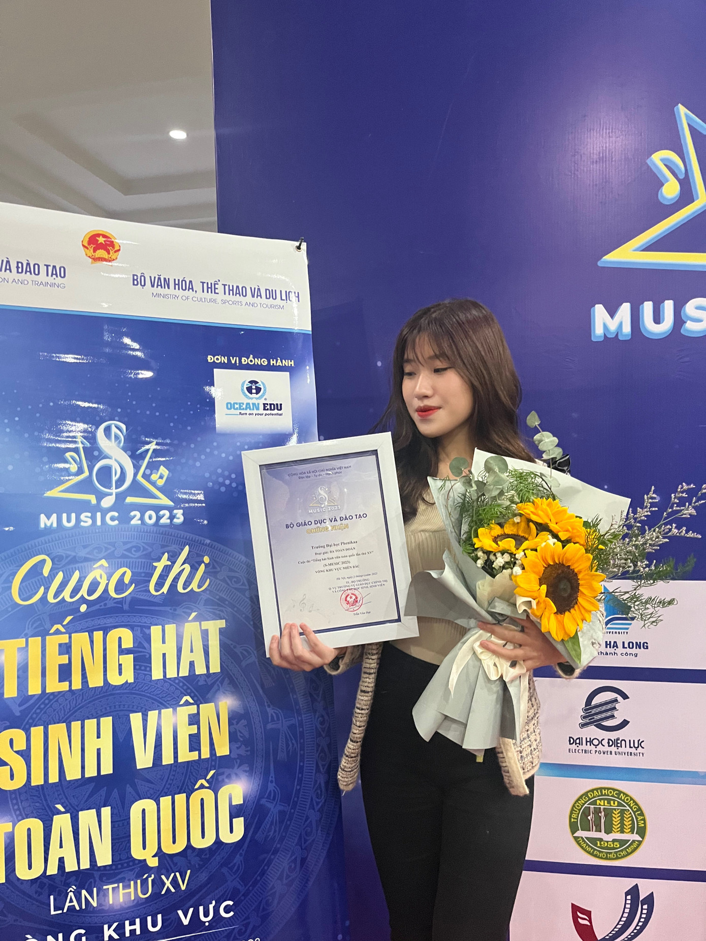 Hà Vy chinh phục giải thưởng tại cuộc thi Tiếng hát Sinh viên.