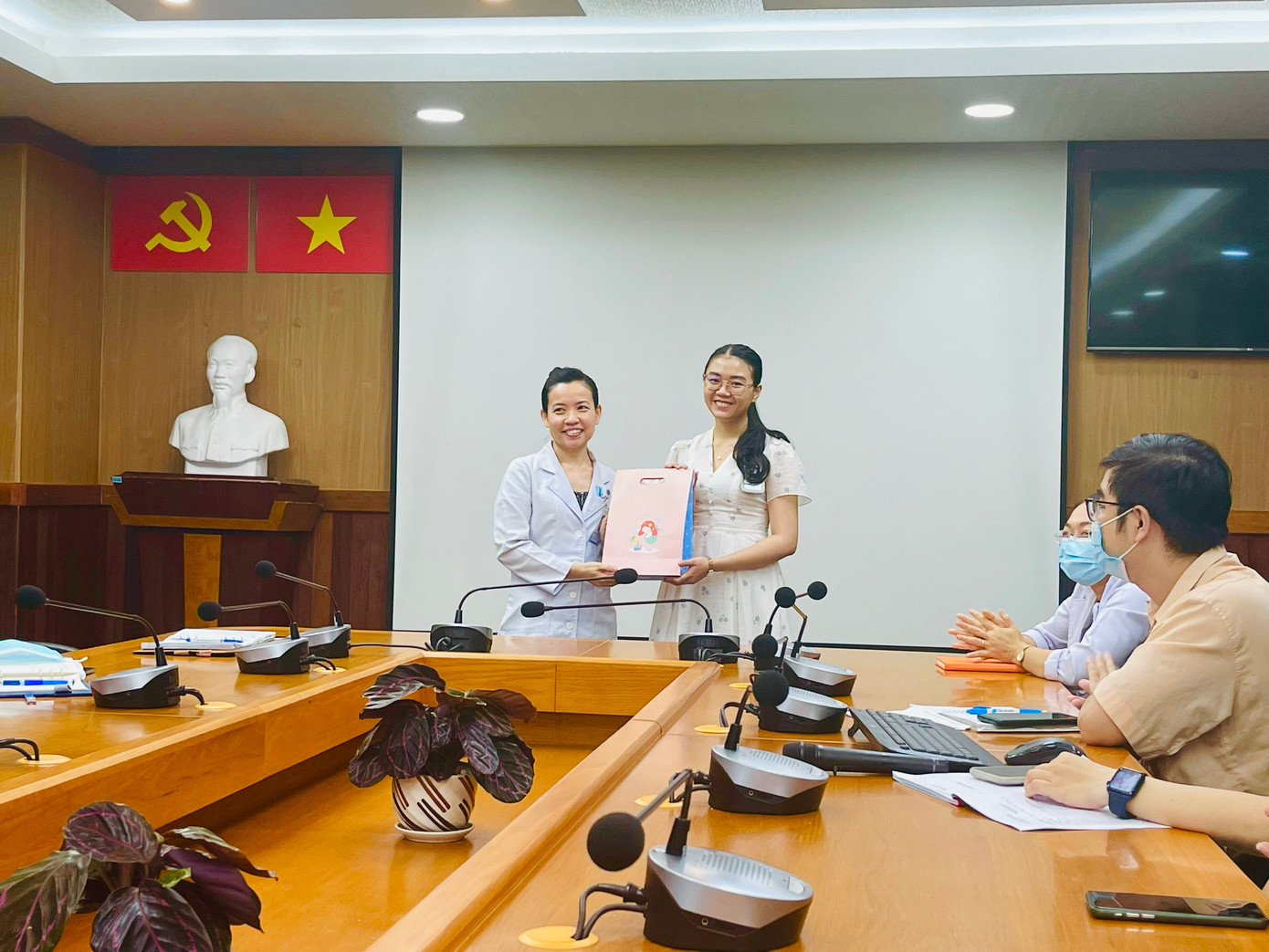 Giang Hương nhận bằng khen từ khoa Kiểm soát nhiễm khuẩn cho những đóng góp của mình. Giang Hương nhận bằng khen từ khoa Kiểm soát nhiễm khuẩn cho những đóng góp của mình.