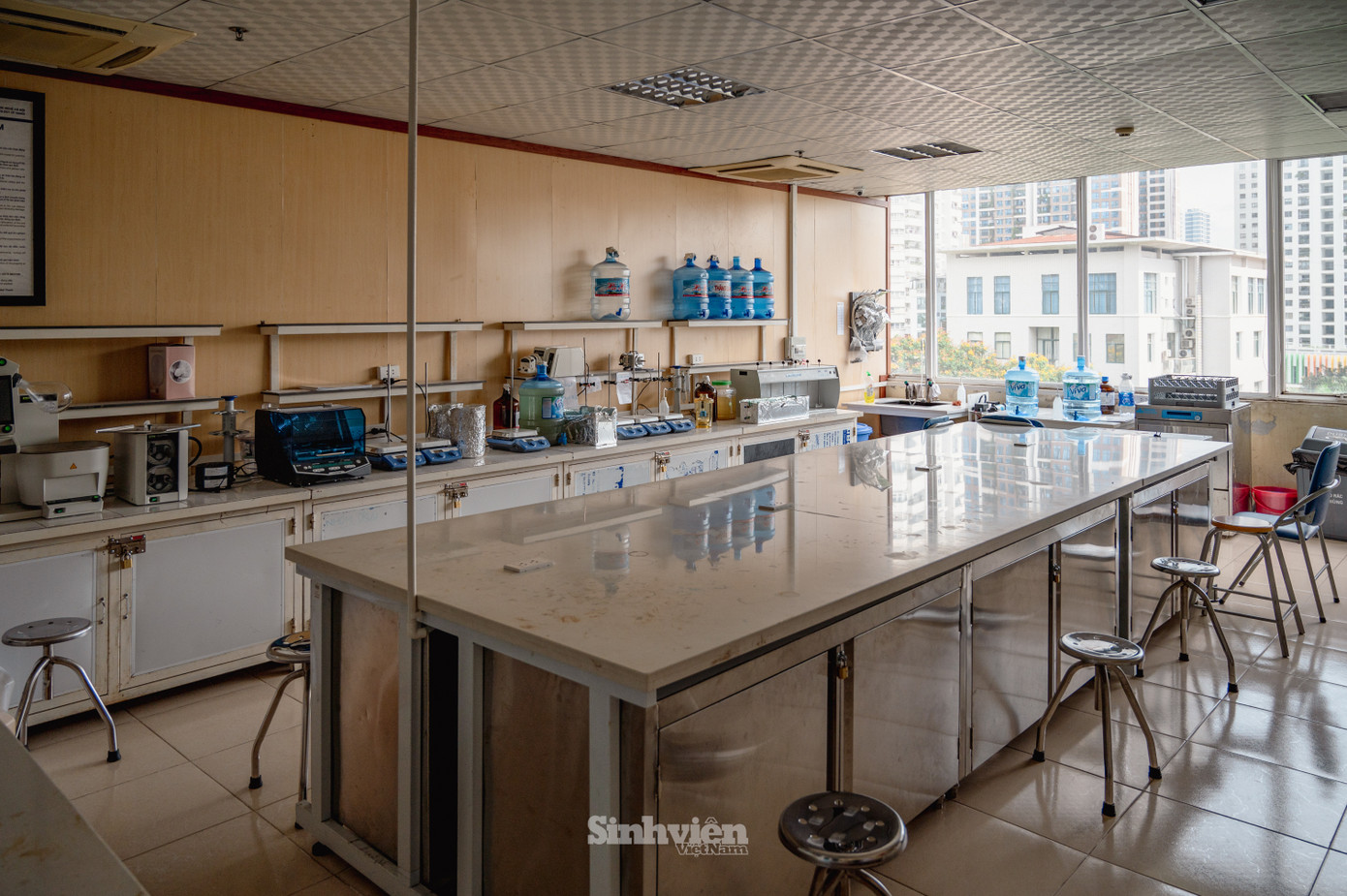 Phòng thí nghiệm thực hành hoá học. Phòng thí nghiệm thực hành hoá học.