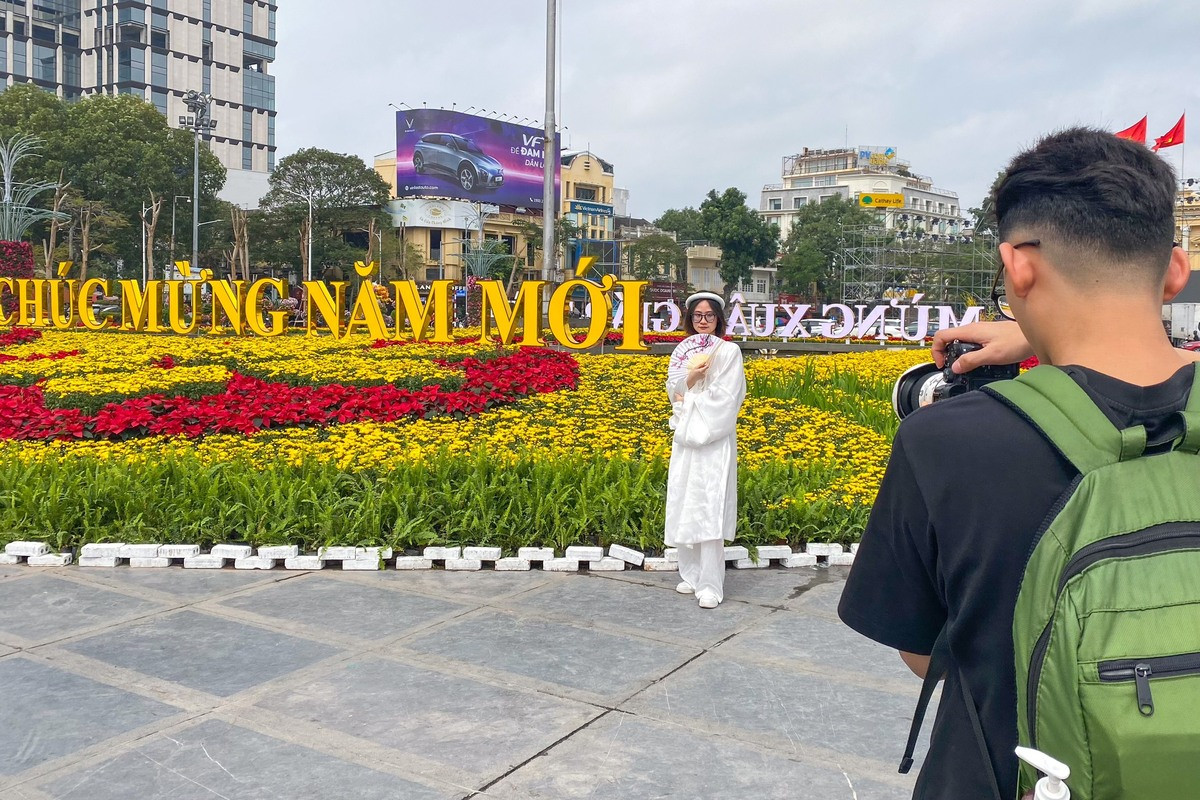 Hồng Diệp chụp ảnh tại quảng trường trước Nhà hát lớn.