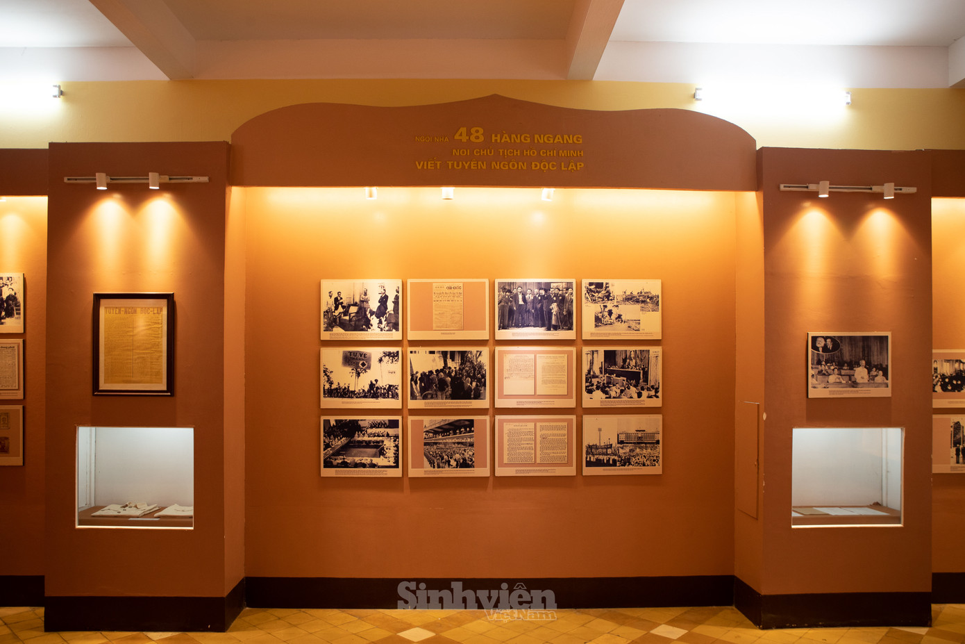 Tầng 1 ngôi nhà dùng để trưng bày những kỉ vật theo từng chủ đề.