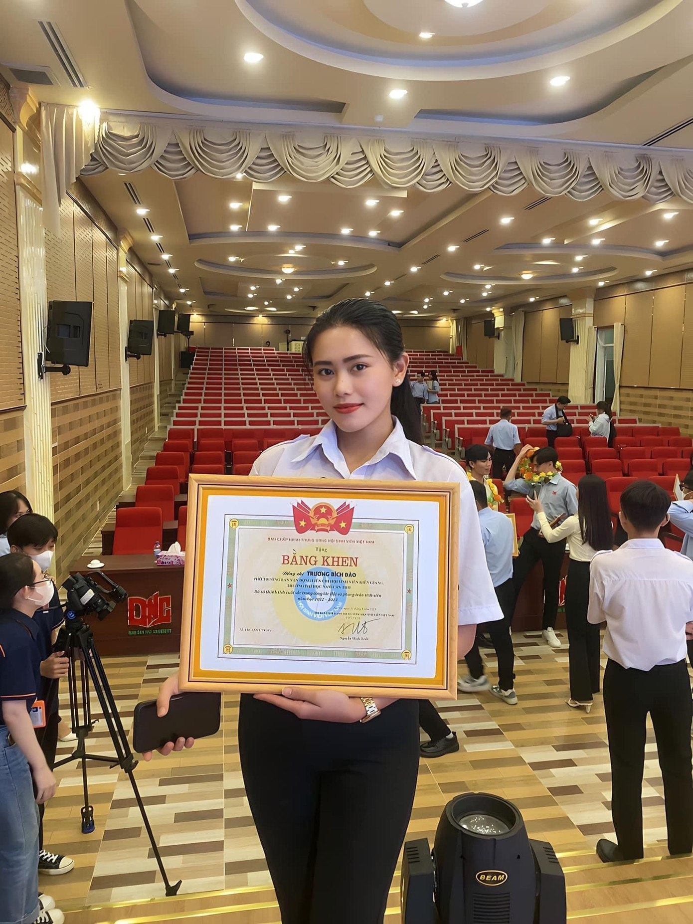 Nhận giấy khen của Ban chấp hành Trung ương Hội Sinh viên Việt Nam về việc “Đã có thành tích xuất sắc trong công tác đoàn Hội và phong trào sinh viên”.