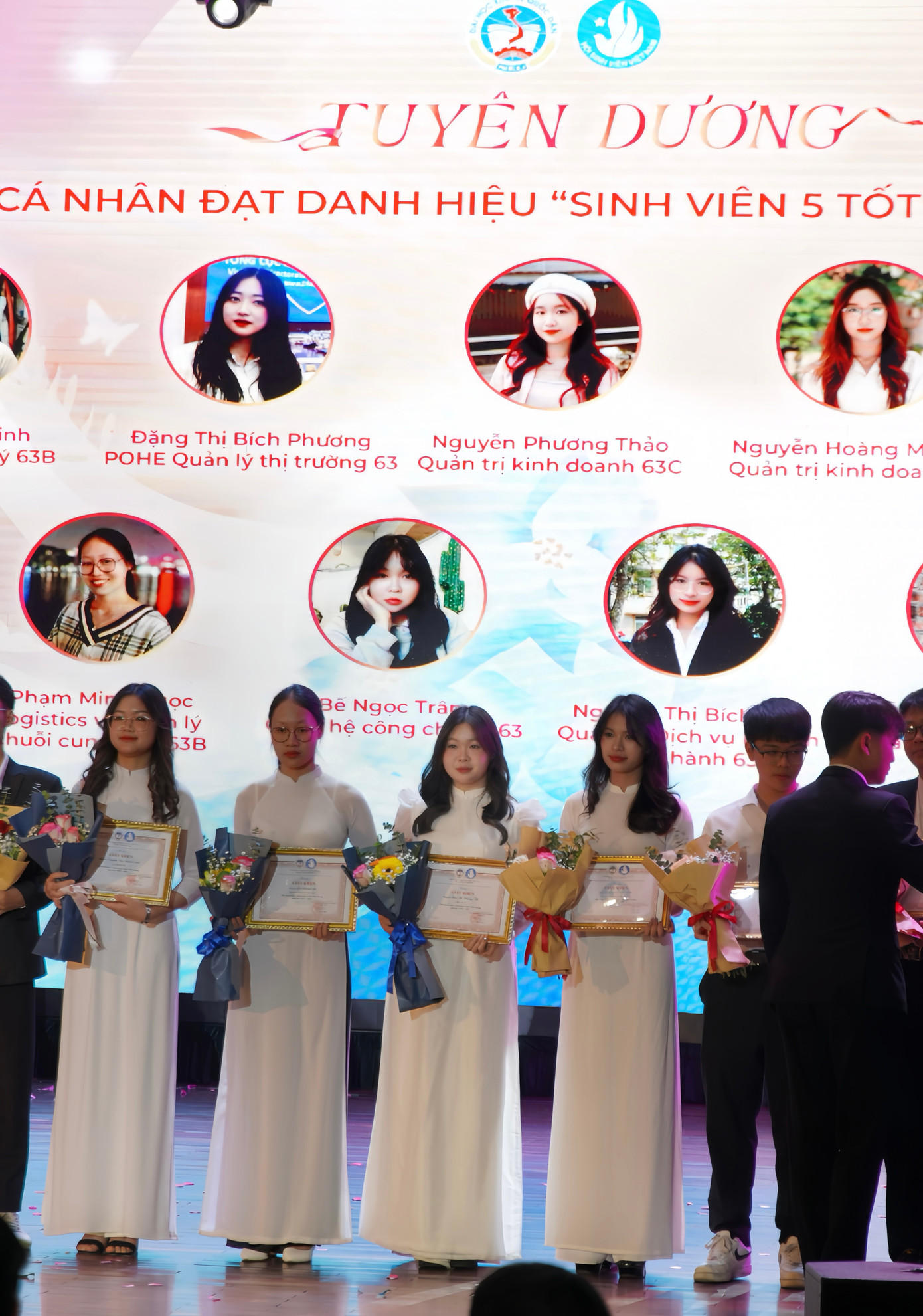 Ngọc Trâm xuất sắc đạt danh hiệu Sinh viên 5 tốt. Ngọc Trâm xuất sắc đạt danh hiệu Sinh viên 5 tốt.