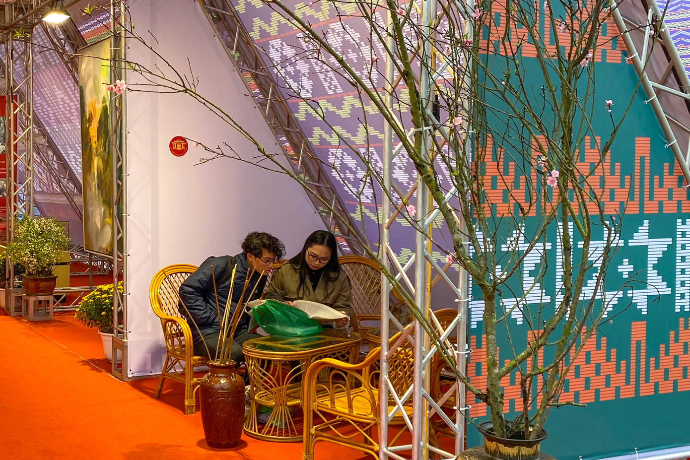 Hai bạn trẻ chăm chú đọc thơ tại không gian của Nhà Ký ức.