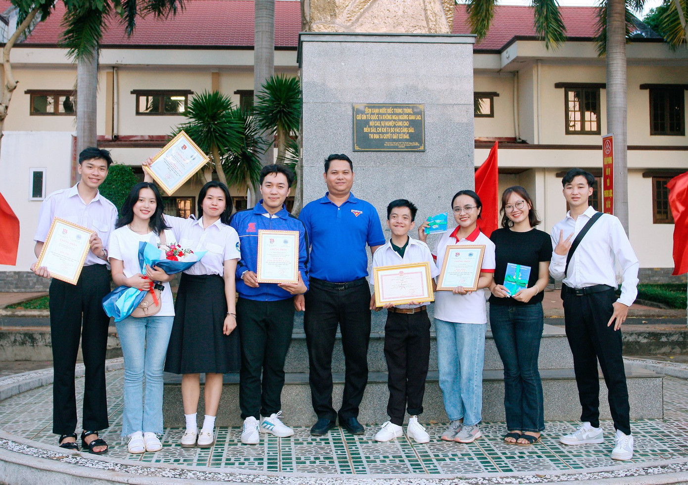 Yến Vi là đội trưởng đội hình tham gia cuộc thi Tìm hiểu Luật Biên phòng và giành giải Nhì.