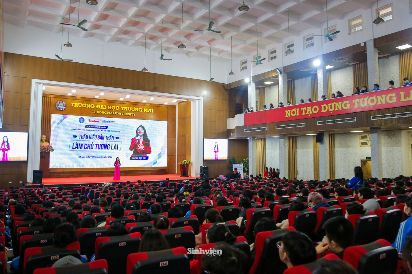 Hơn 500 sinh viên trường Đại học Thương mại hào hứng tham dự chương trình. Hơn 500 sinh viên trường Đại học Thương mại hào hứng tham dự chương trình.