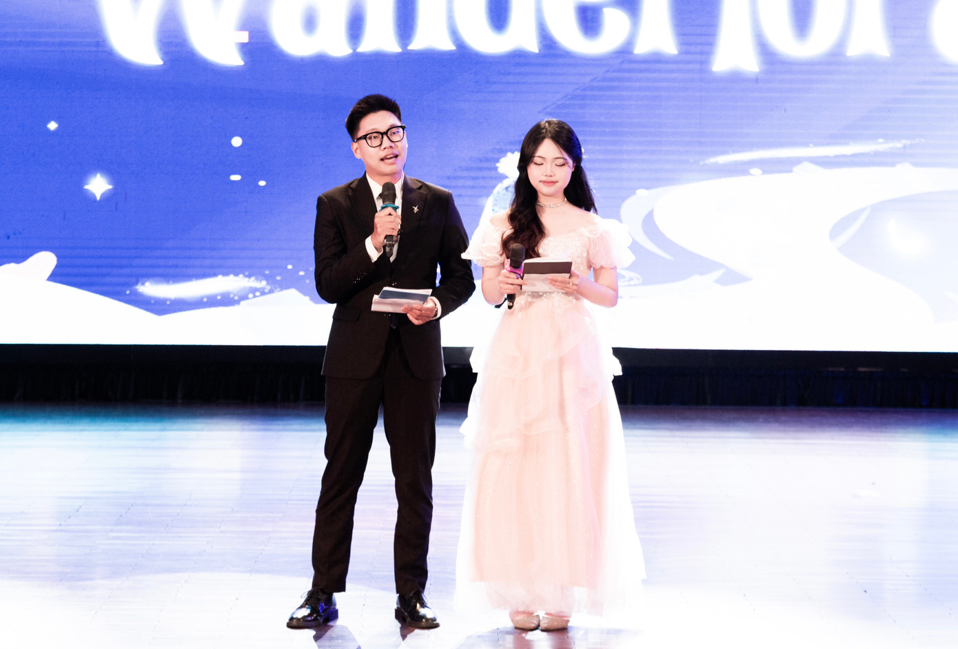 MC Thu Vân tại Gala Chào tân sinh viên K66 Viện Thương mại và Kinh tế quốc tế. MC Thu Vân tại Gala Chào tân sinh viên K66 Viện Thương mại và Kinh tế quốc tế.