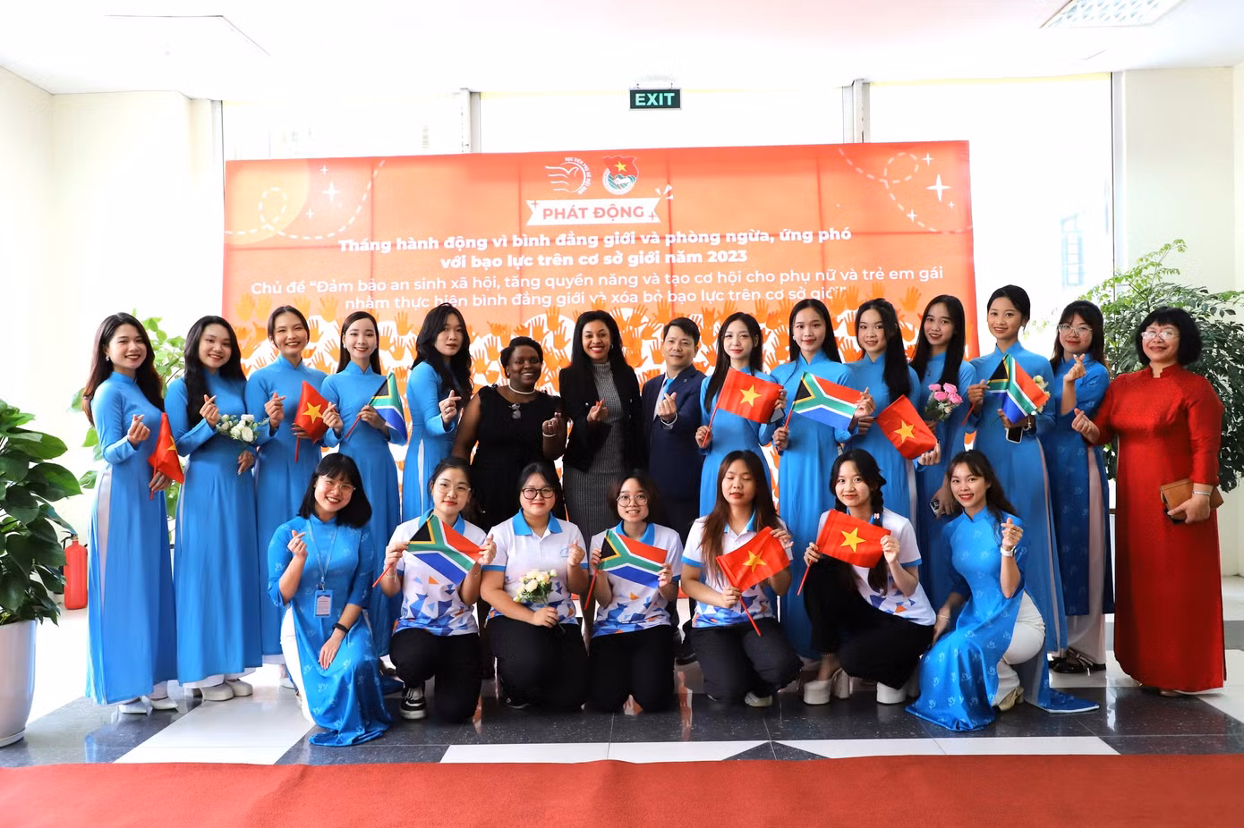 Các sinh viên Học viện Phụ nữ Việt Nam tại Lễ phát động Tháng hành động vì bình đẳng giới.