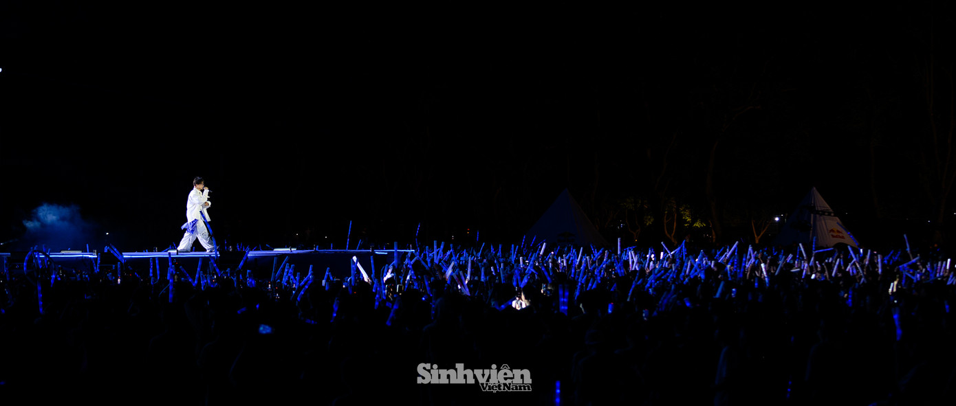 LowG - Nhà hoá học Đống Đa xuất hiện với lực lượng Fan hùng hậu. LowG - Nhà hoá học Đống Đa xuất hiện với lực lượng Fan hùng hậu.