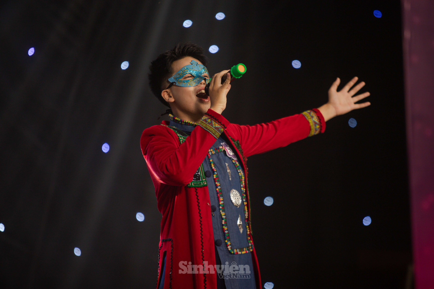 Liên khúc Chiếc khăn Piêu của “Tí ngân nga” làm khuấy động hội trường.