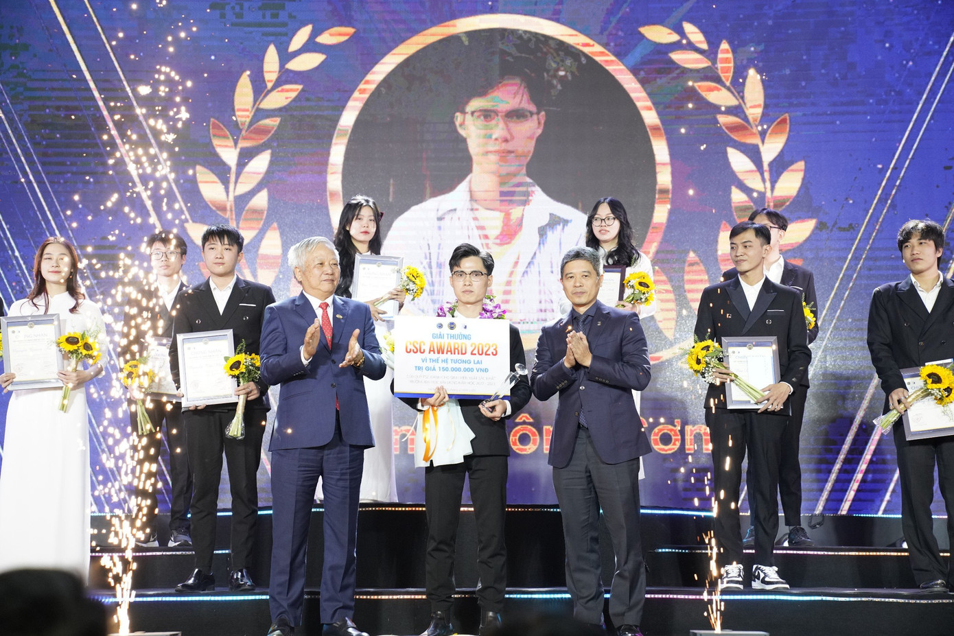 Nhà trường trao giải thưởng CSC AWARD 2023 cho sinh viên xuất sắc. Nhà trường trao giải thưởng CSC AWARD 2023 cho sinh viên xuất sắc.