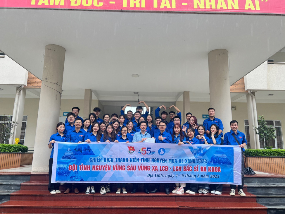 Tiến Anh cùng các thành viên trong Liên Chi đoàn - Liên Chi hội Bác sĩ đa khoa tham gia tình nguyện vùng sâu vùng xa.