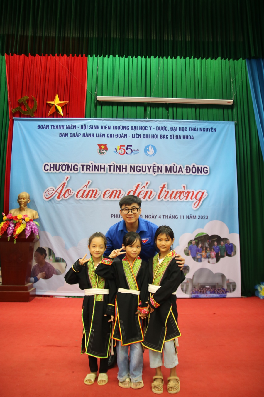 Tiến Anh tham gia chiến dịch tình nguyện mùa đông “Áo ấm em đến trường”.