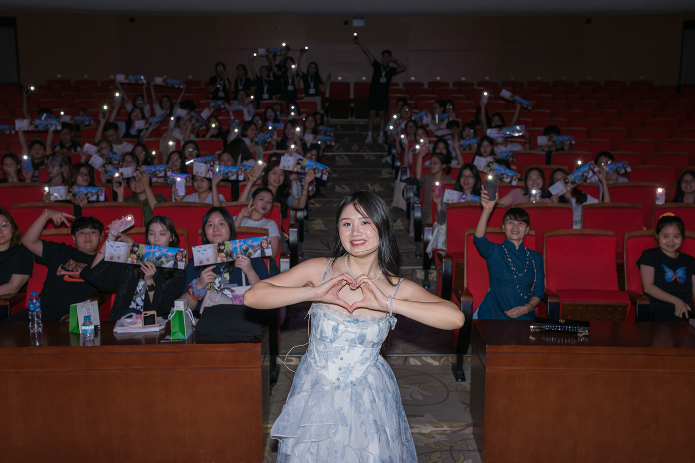 Vở kịch của Diệu Vân đón nhận được nhiều tình cảm của quý vị khán giả. Vở kịch của Diệu Vân đón nhận được nhiều tình cảm của quý vị khán giả.